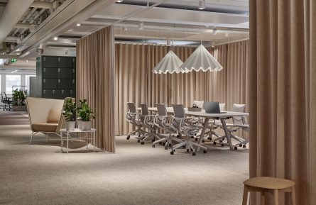 fabrican akustoiva villaverho tilanjakajana neuvotteluhuoneen ympärillä toimistokohteessa Helsingissä